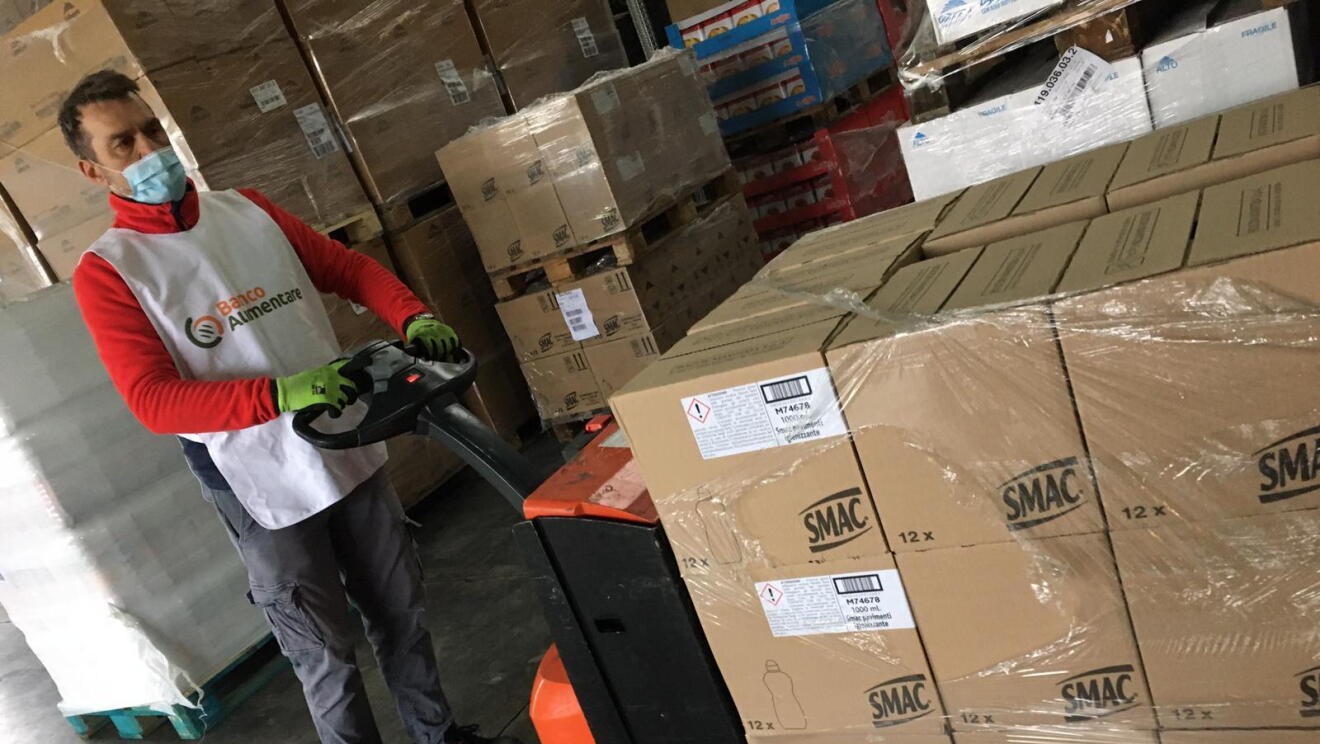 Volontari di Banco Alimentare Lombardia al lavoro per la distribuzione dei pasti. 