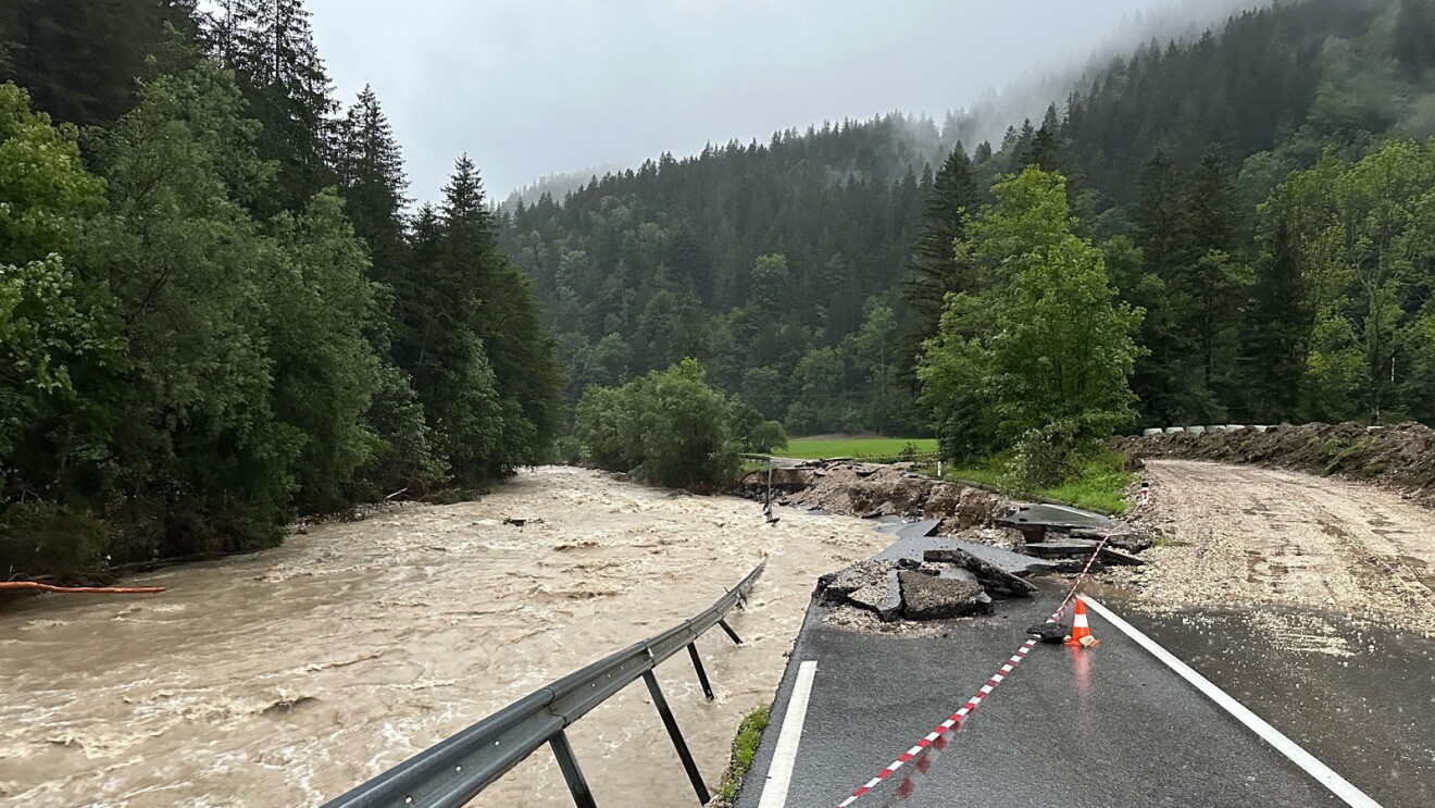 Eine vom Starkregen zerstörte Straße in Südösterreich