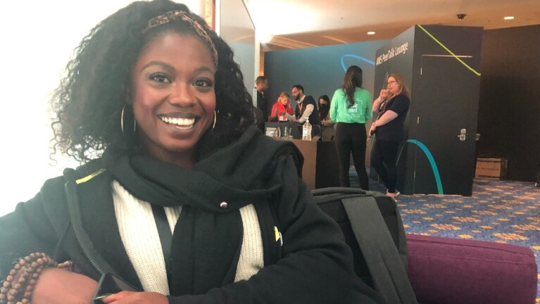 软件工程师Adesola Adesina在re:Invent 2022上的照片。