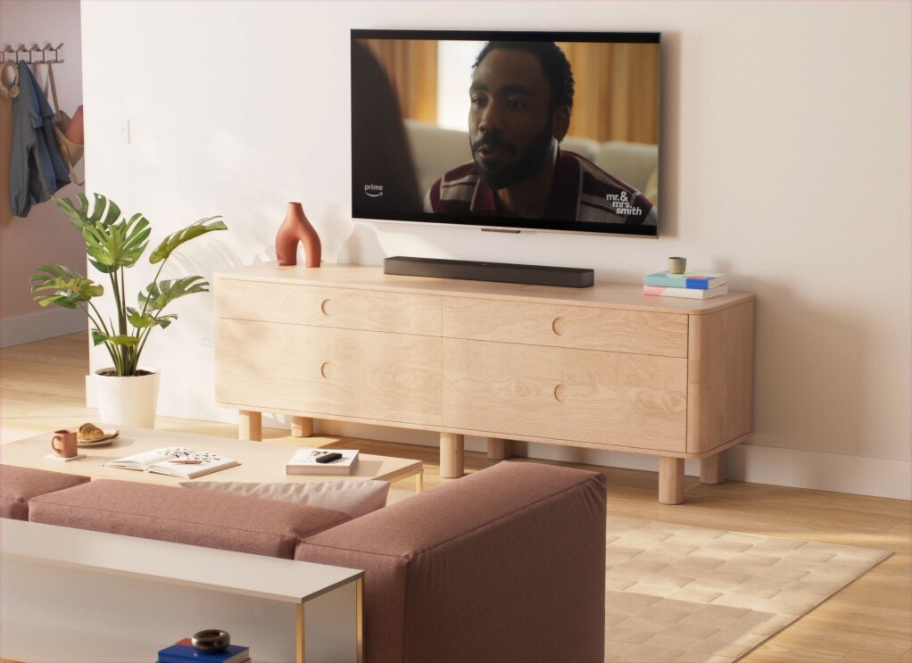 Fire TV Soundbar Plus im Wohnzimmer mit einem Fernseher der eine Serie von Prime Video zeigt.