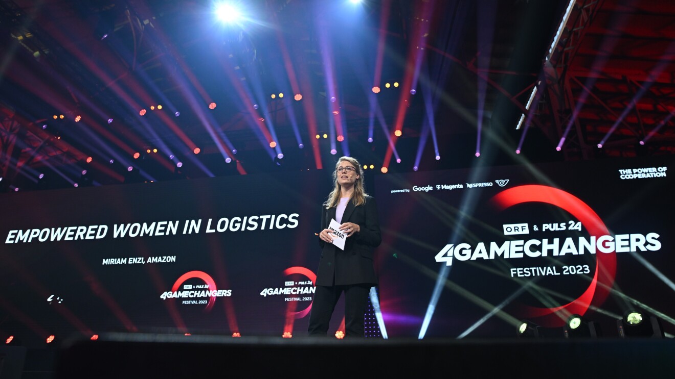 Miriam Enzi, Amazon Logistics Regionalleiterin, auf der Bühne von 4GAMECHANGERS Festival 2023.