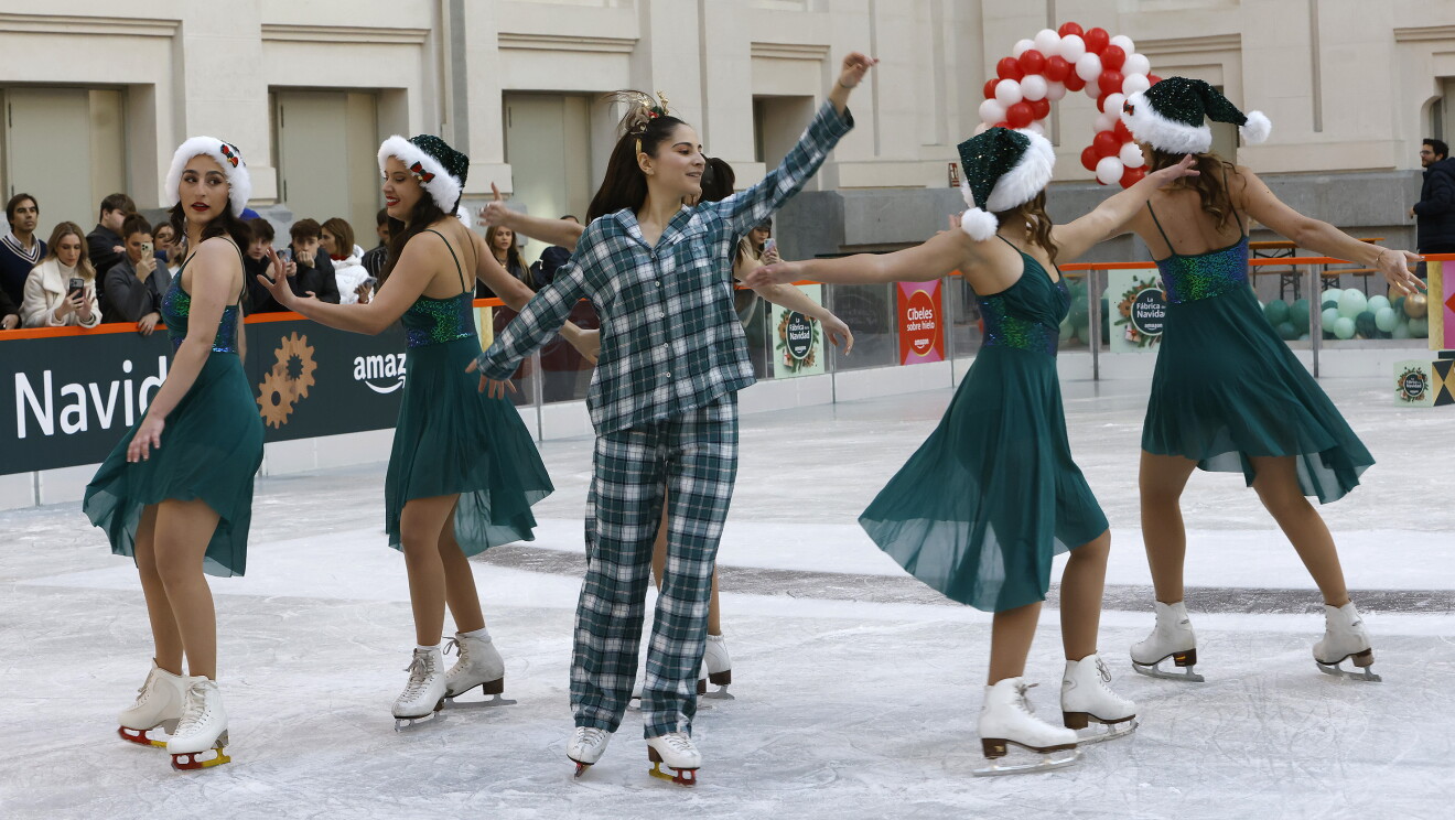 Presentación de La Fábrica de la Navidad de Amazon en el Palacio Cibeles de Madrid. Especátculo en la pista de patinaje con un grupo de patinadoras. 