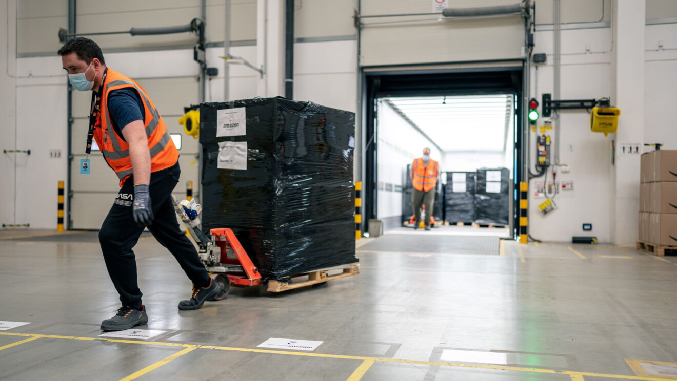Dipendenti Amazon movimentano pallet con i beni donati a favore dei rifugiati ucraini nell'hub umanitario in Slovacchia