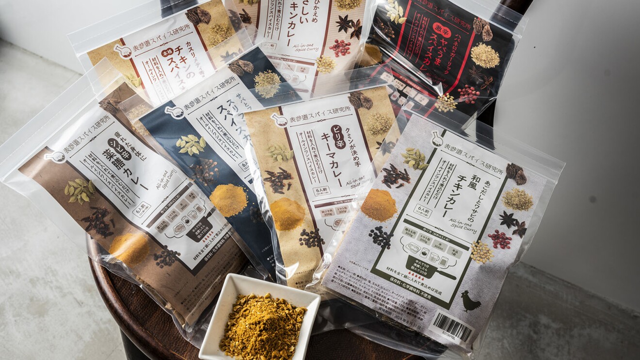 7種類のカレーキットのセットがトレイに載せられている