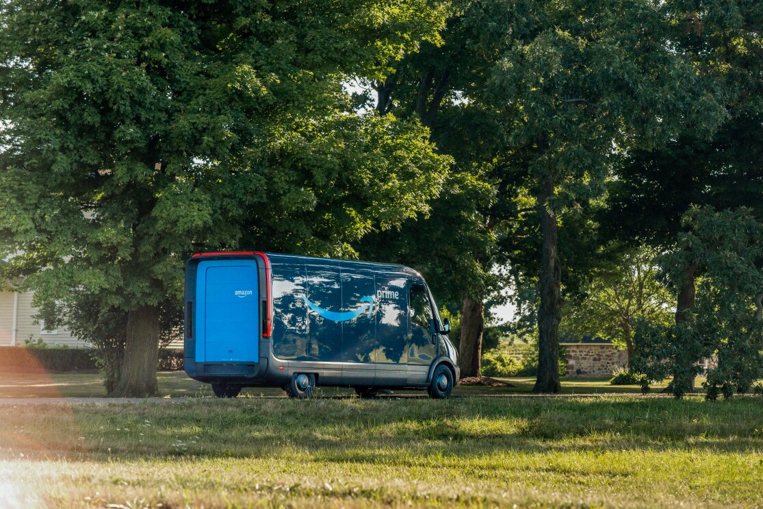 Fahrzeug auf einer Parkstraße.
