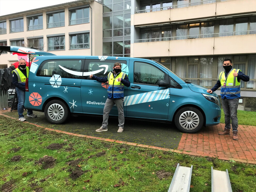 Mitarbeiter vor einem Prime Van