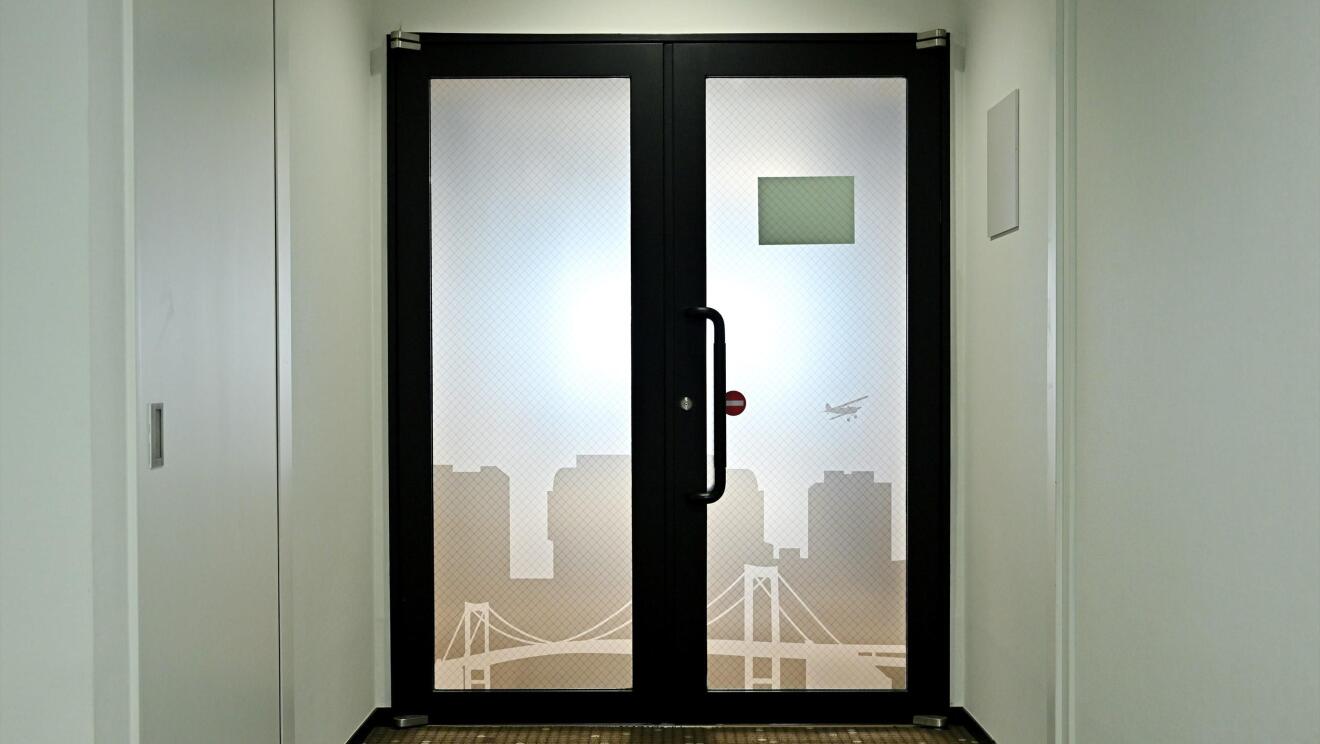 ドアのガラス面にレインボーブリッジのシルエット