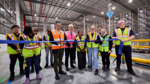 Amazon Australia celebrates the official opening of its third fulfilment centre (FC) in Victoria, with The Hon. Danny Pearson, Minister for Economic Growth and Jobs and Mayor Cr Stefan Koomen, Mayor of the City of Casey, cutting the ribbon.