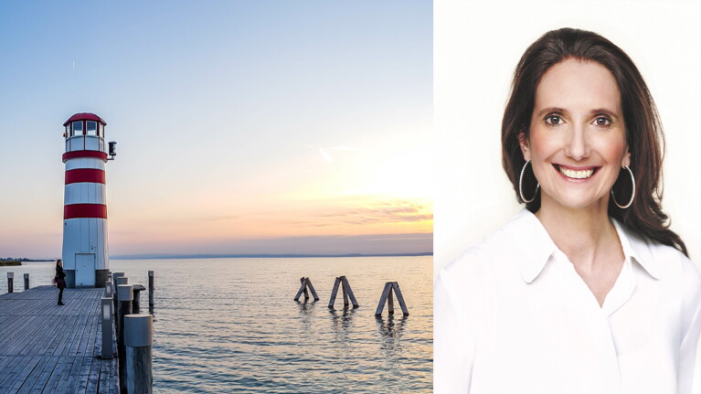 KTCHNG-Gründerin Petra Augustyn in einer weißen Bluse, das Bild links davon zeigt einen Leuchtturm am Meer beim Sonnenuntergang.