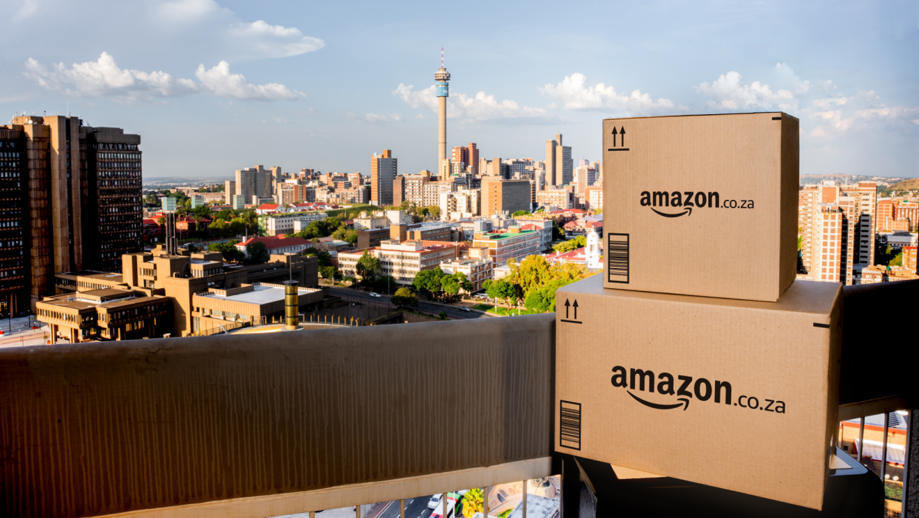 Güney Afrika'da dışarıda yığılmış Amazon kutuları
