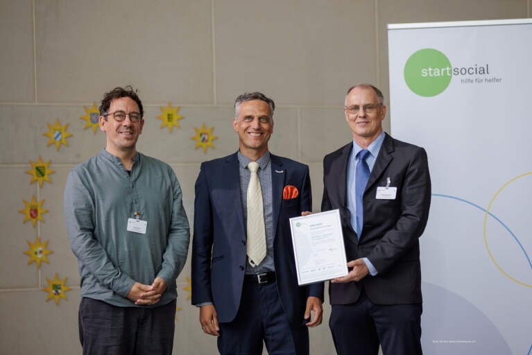 Bei der Bundespreisverleihung im Bundeskanzleramt ehrte Amazons Deutschlandchef Rocco Bräuniger die Initiative „biffy Berlin – Big Friends for Youngsters e.V." als einen von sieben Bundespreisträgern.