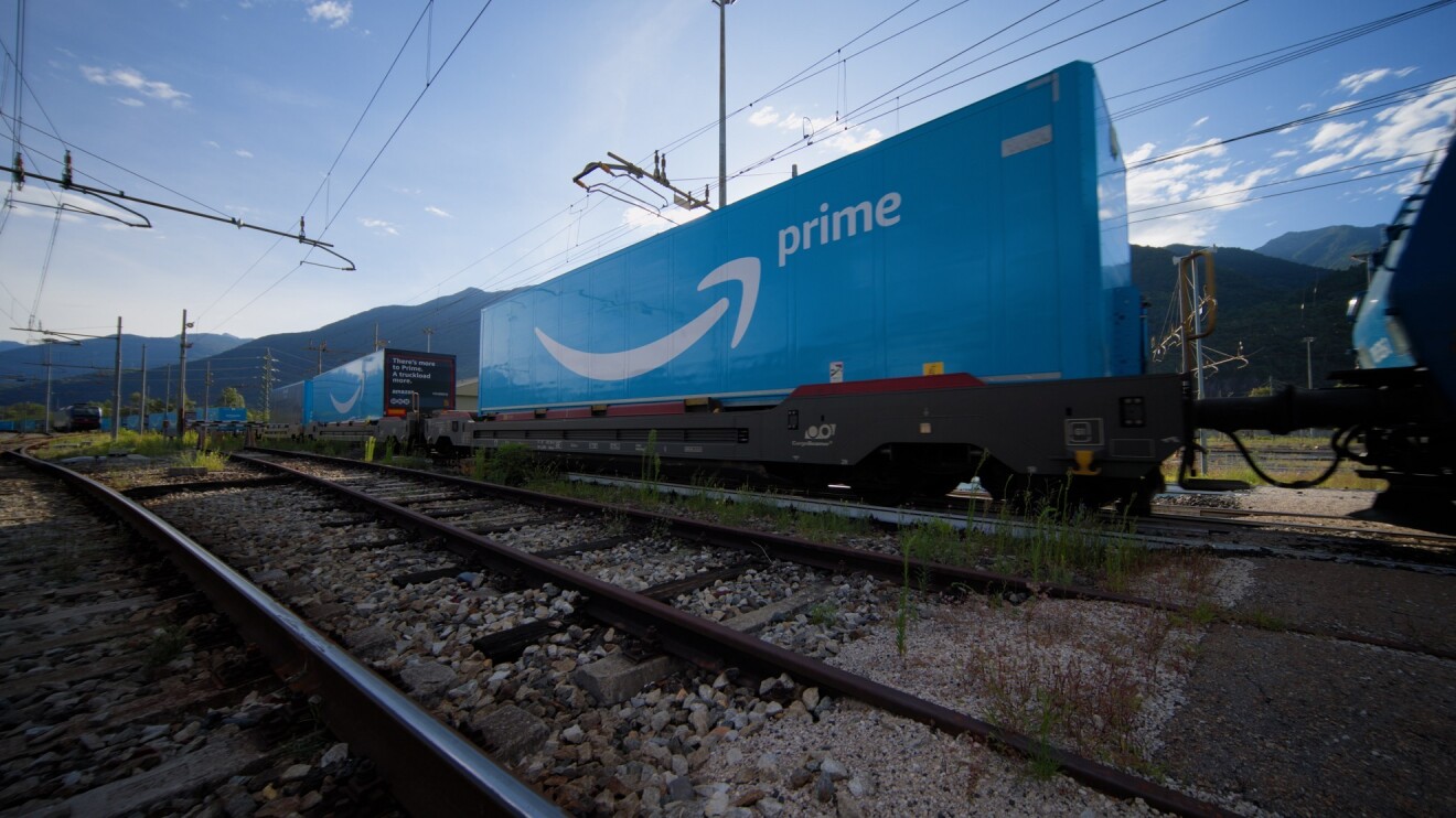 Amazon Güterzug mit blauem Amazon Prime Logo