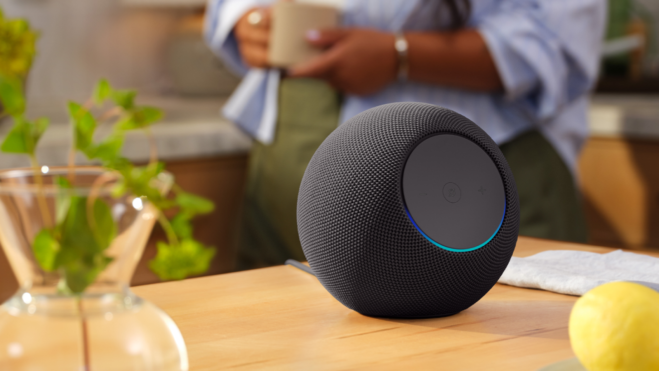 Enceinte intelligente sur un comptoir de cuisine avec anneau lumineux bleu