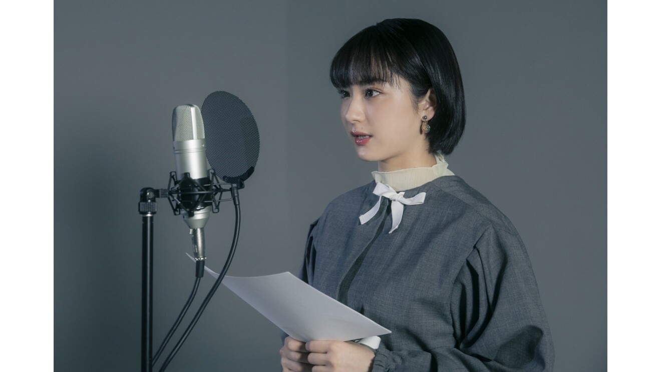 平祐奈さんが朗読している写真