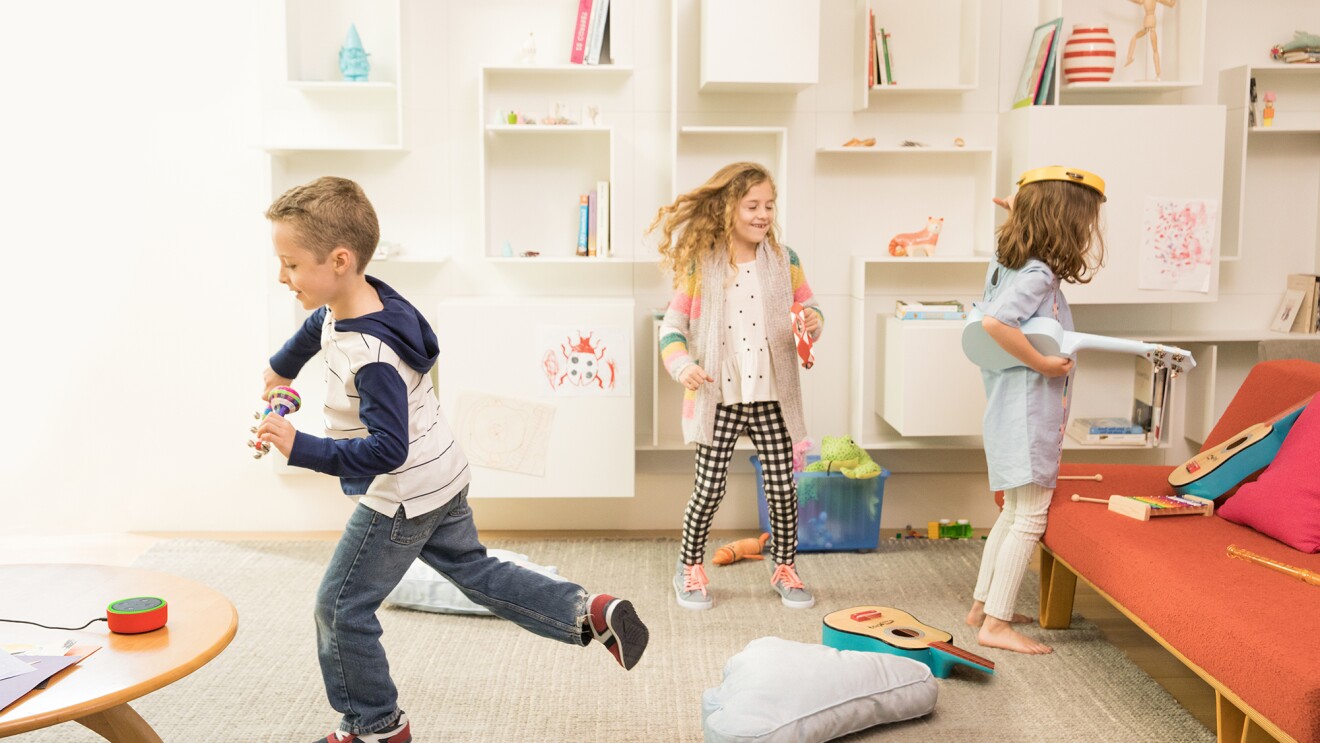 孩子玩一个Amazon回声点放在桌子上。