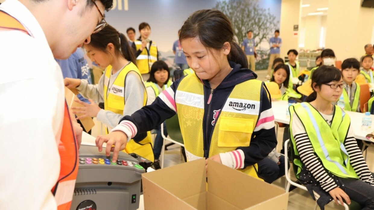 最先端の物流センター「茨木FC」が小学生にロボット技術を公開