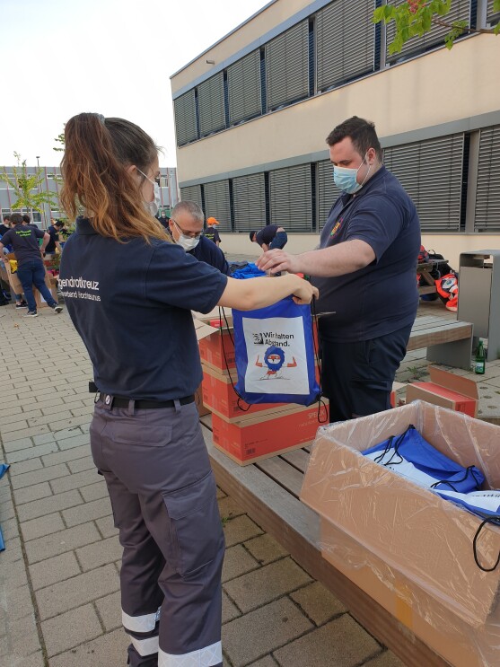 Jugendrotkreuz, zwei Ehrenamtliche helfen