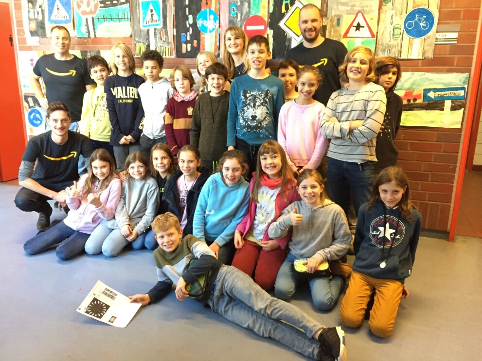 Teilnehmer und Amazon Volunteers von Hour of Code.