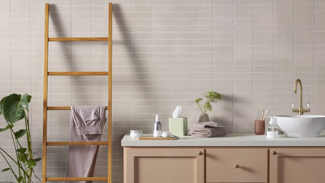 浴室柜台和斜毛巾架上的几款亚马逊Aware新产品的照片。