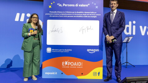 EXPoAID 2026. Giorgio Busnelli, Country Manager Amazon firma un Protocollo d’Intesa con la Ministra per le disabilità della Repubblica Italiana, Alessandra Locatelli.