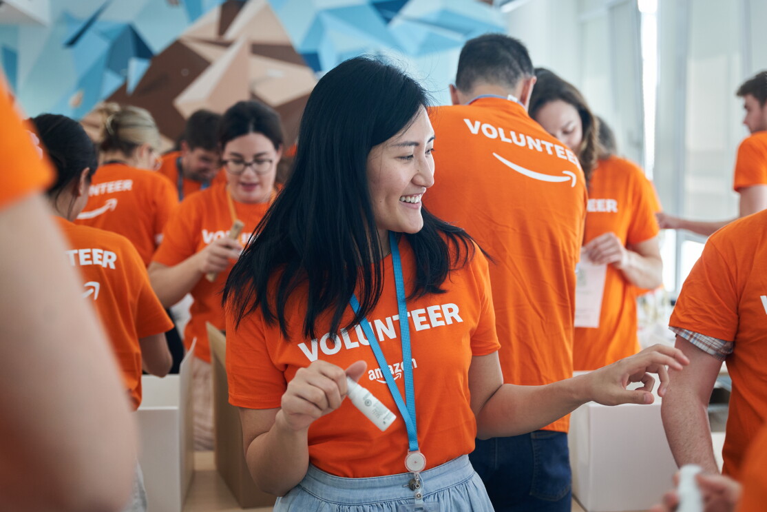 Amazon Mitarbeiterin packt Hygiene Kits in unserem Münchener Büro