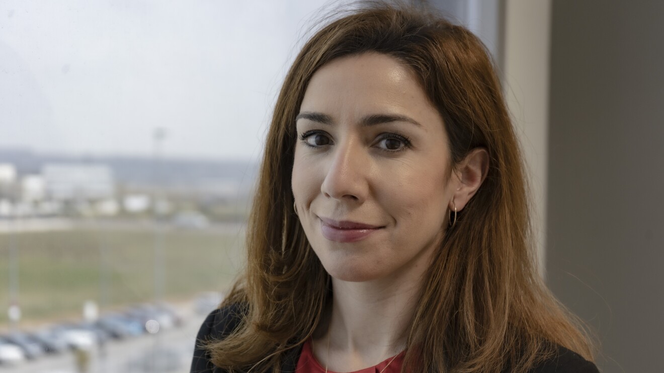 Alejandra Rodríguez del Castillo, Responsable de Relaciones Laborales en Amazon Operaciones España. Con americana azul y jersey estampado blanco y azul. Lleva el pelo por el hombro, cstaño y unos pendientes de aro.