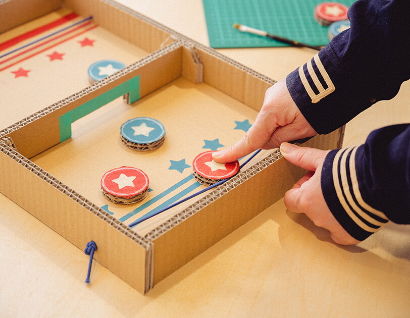 おうち時間に楽しもう。子どもと一緒に簡単ダンボール工作【ホッケーゲーム編】