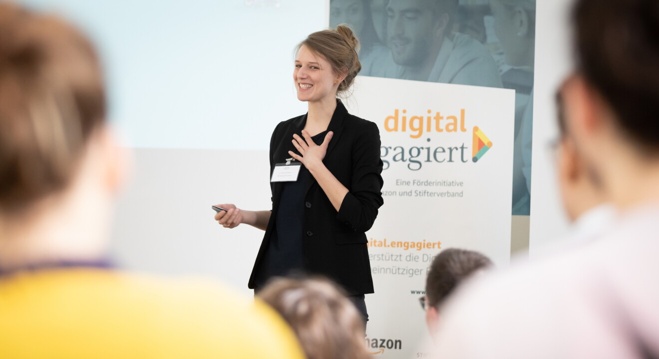 Johanna Nothacker präsentiert Laborium.