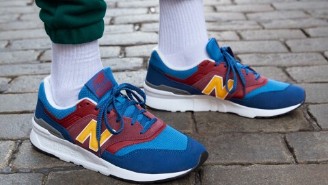 某人鞋子的图片。他们穿着色彩鲜艳的新百伦鞋。