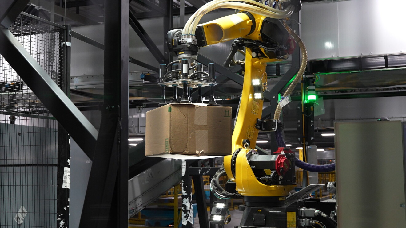Using advanced computer vision and AI, Robin can see and grasp packages of all shapes and sizes. 