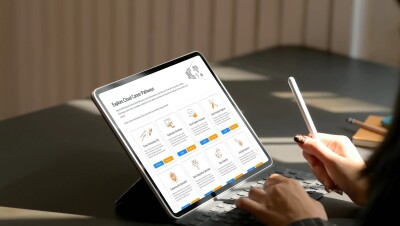 Une personne accédant à AWS educate depuis sa tablette, elle tient également un stylet.