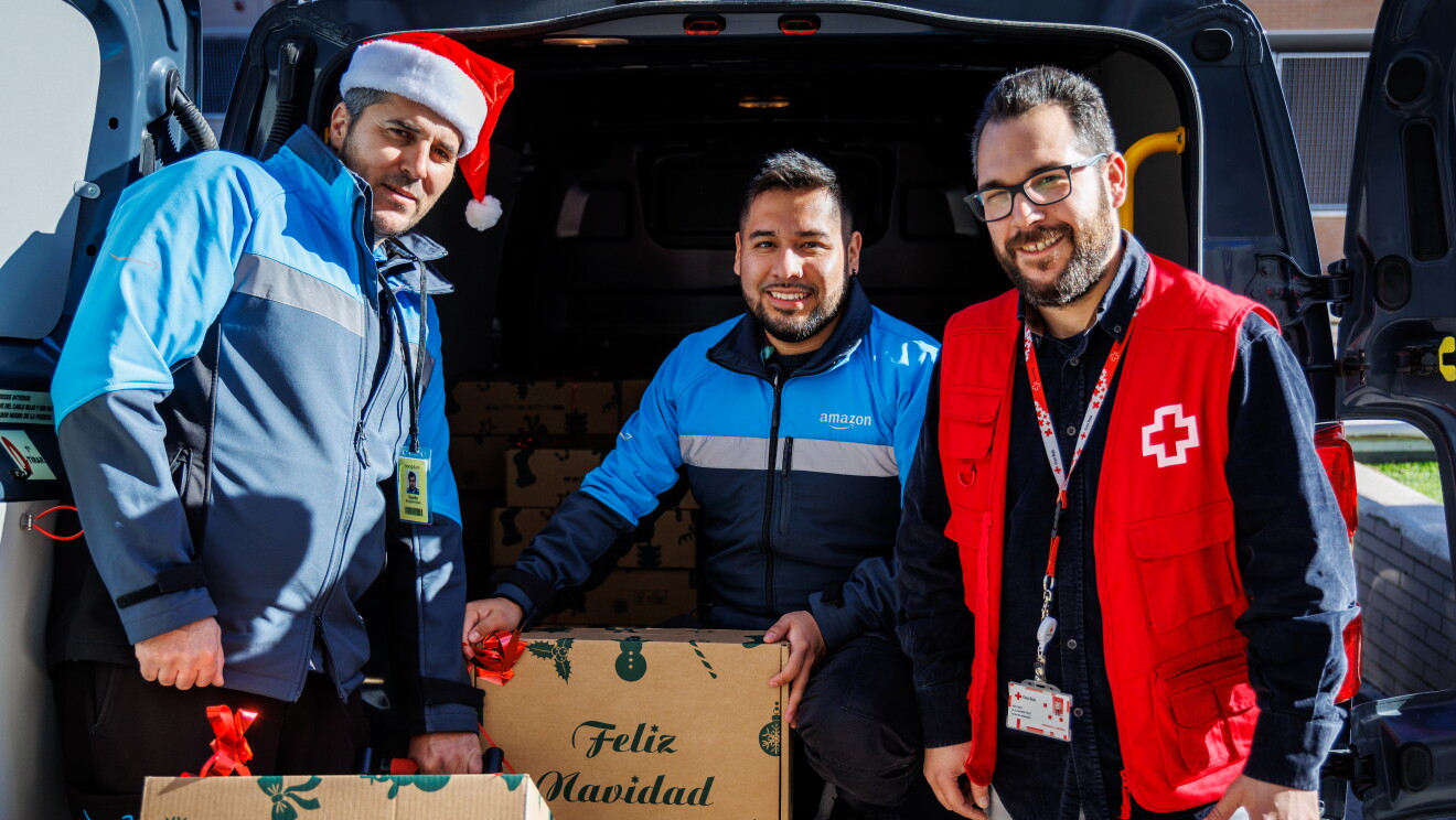 En la sede de Cruz Roja realizando la entrega de cestas navideñas.