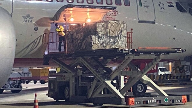 显示货物被装进飞机的图片。该产品是被送往印度的呼吸机,在COVID-19大流行卷土重来期间为医院和组织提供支持。