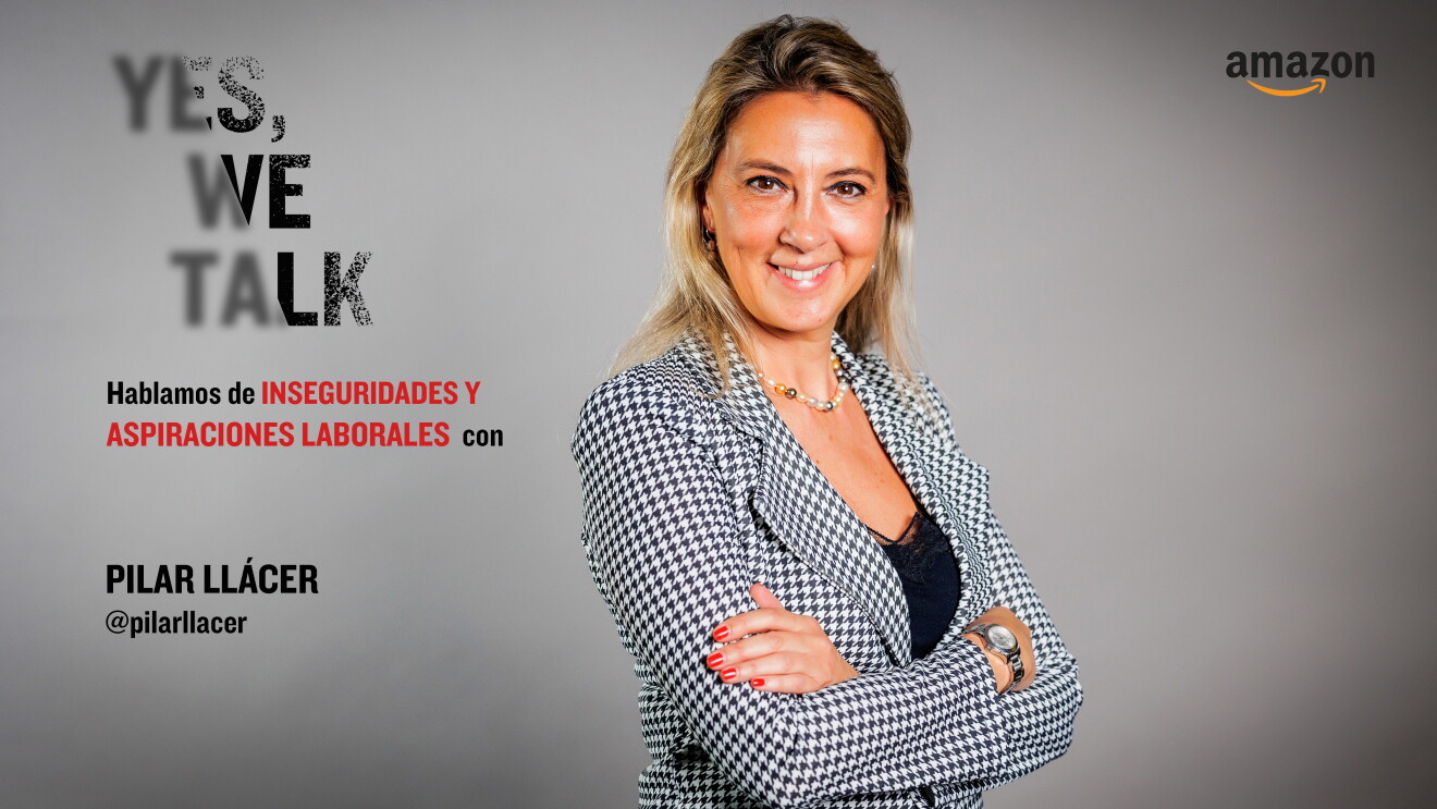 Pilar Llácer posando con lo brazos cruzado sy mirnado a cámara. El logo de Amazon a su  izquierda y a sy derecha el nombre de la campaña Yes we talk. 