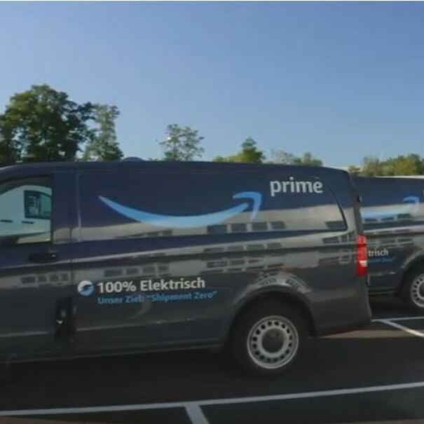 E-Vans auf einem Parkplatz