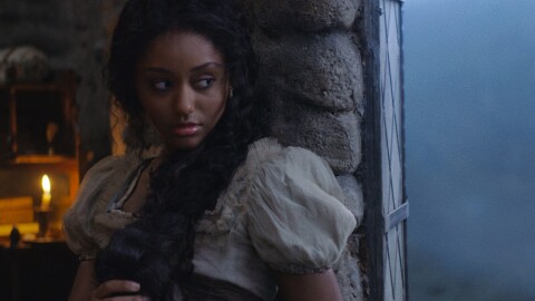 广告中,一名年轻女子扮演长发公主,坐在高高的阁楼窗户前,眺望着外面的世界