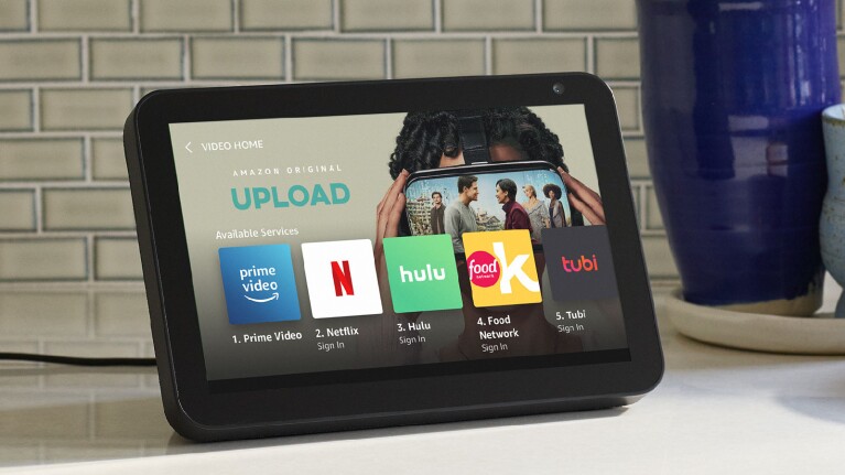 '一天2023人生活博客最佳交易:回声显示8 countertop.jpg坐在厨房