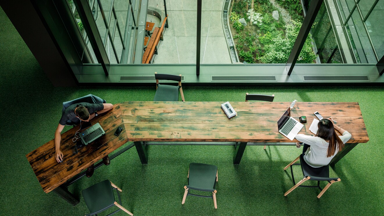 两个亚马逊员工长装饰餐桌的两端