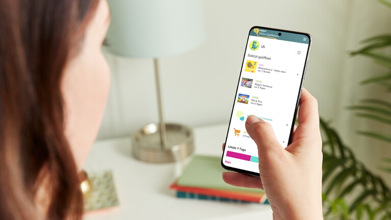 Image of Eltern Dashboard on mobile phone screen