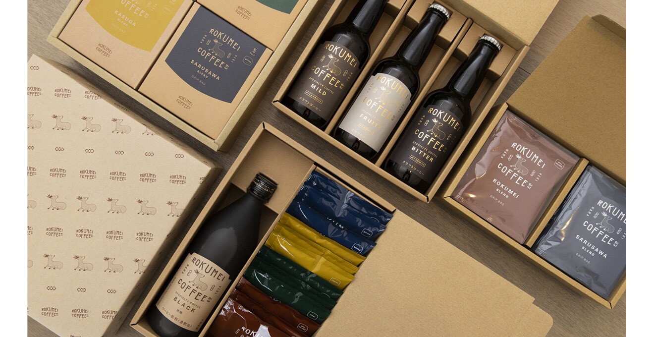 黒いボトルのアイスコーヒーに落ち着いた色合いのドリップバッグが梱包されている写真