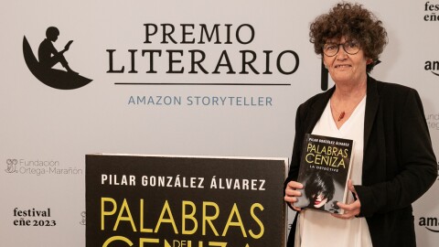 Pilar Gonzalez Alvarez con la novela ganadora.