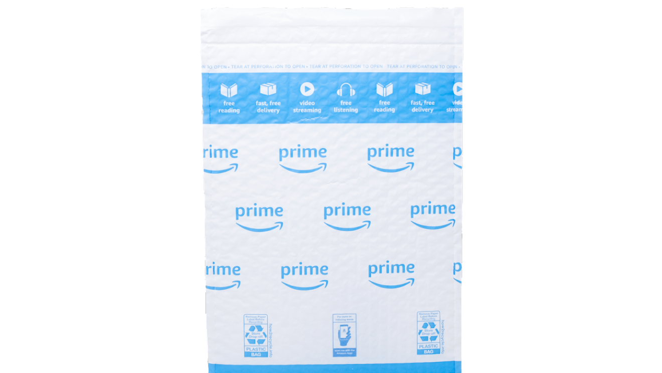 Sobre de plástico con burbujas de color blanco con motivos azules. Letras Prime y sonrisa de Amazon, 