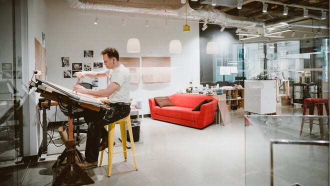 来自“驻馆艺术家”项目的艺术家在各自的艺术作品中工作。