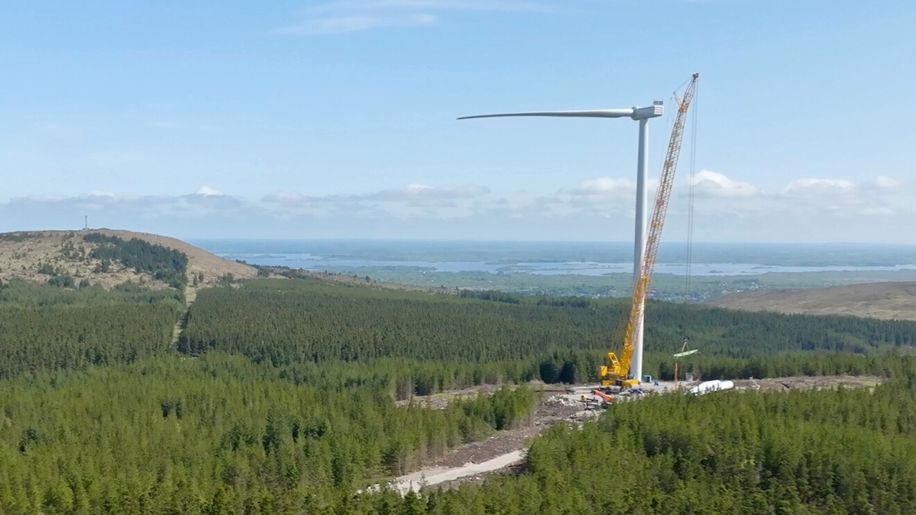 Foto de uma turbina eólica sendo montada em Connemara, Irlanda.