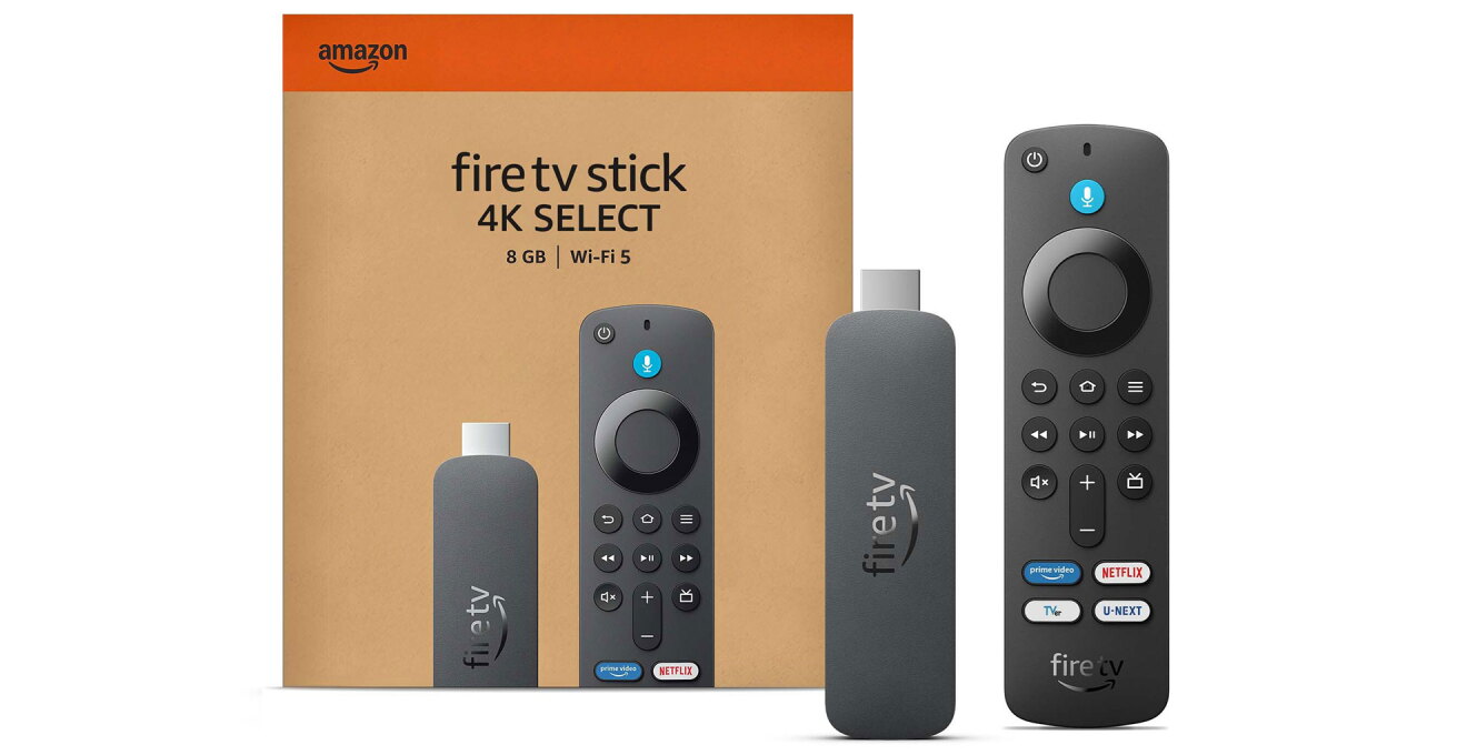 Fire TV Stick 4K Selectの製品一式。左側に製品イメージが描かれた茶色のパッケージ、右側に黒色のスティック型本体とリモコンが配置されている。リモコンには複数のボタン。