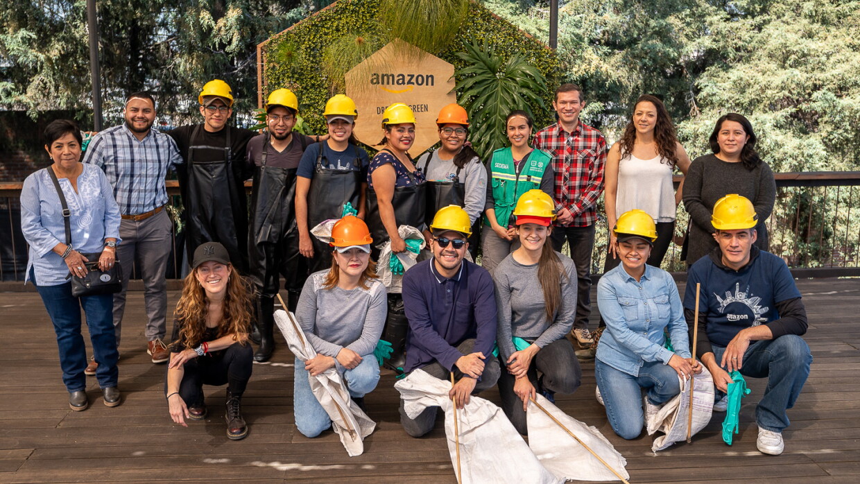 Acción conjunta entre Amazon y la NGO Rios Tarango. Foto de equipo. 