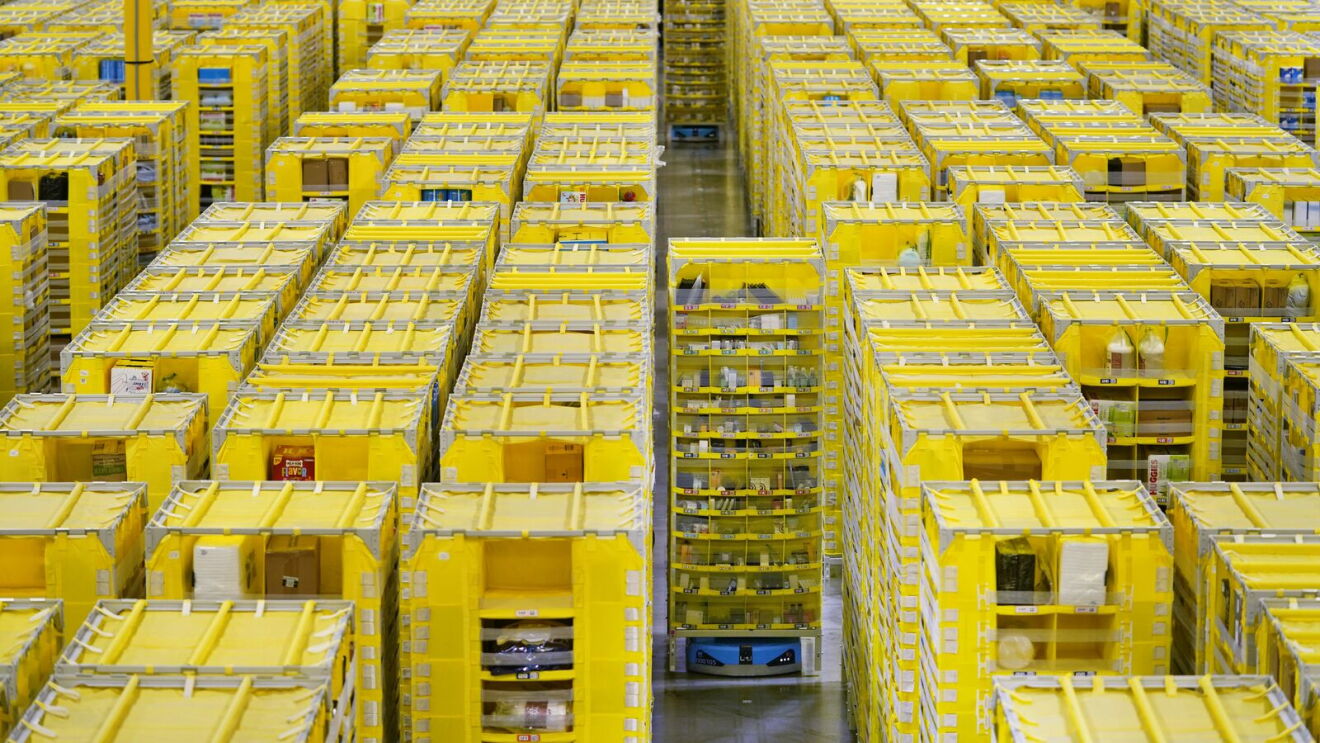 Robot Amazon Robotics Hercules poruszający mobilny regał w centrum logistycznym