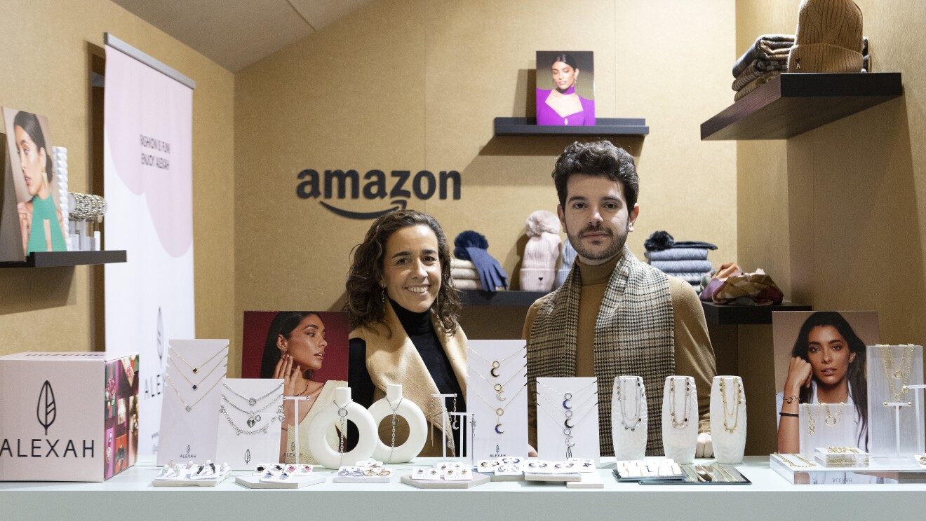 Portavoz de Alexah en la caseta de promoción de España a un clic de La Fabrica de la Navidad.