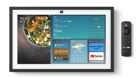 黒い額縁のようなデバイス(Echo Show 15)の画面に左側からサラダの写真、天気予報、よくつかうスマートホーム、カレンダー、最近使ったアプリなどが表示されている。右側には、小さな黒いリモコンが置かれている。