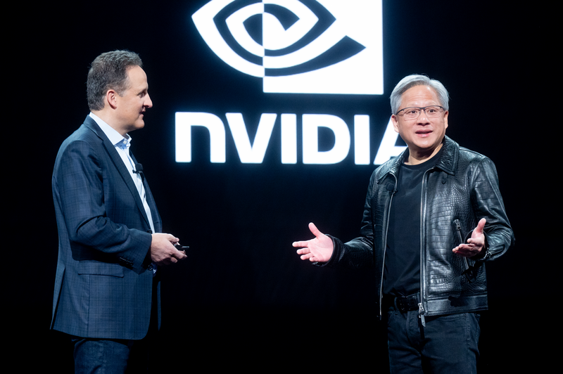 Adam Selipsky, CEO de AWS, y Jensen Huang, CEO de NVIDIA, durante re:Invent 2023